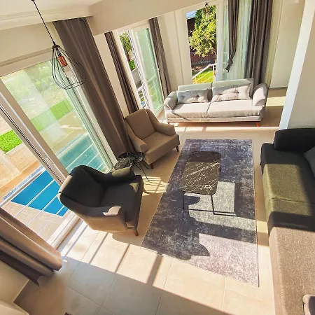 Willa Airport With Private Pool 2 *