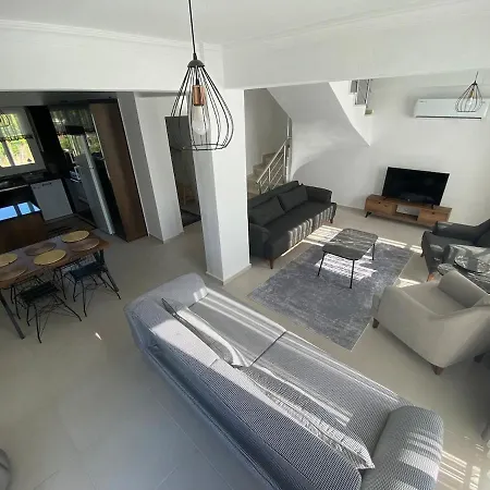 Vila Airport With Private Pool 2 *